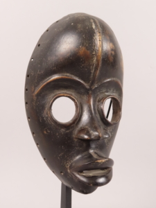 Masque Dan, Côte d'Ivoire. Dimensions hors socle; H. = 25 cm.; l. max = 16,5 cm.; P. max = 10 cm.